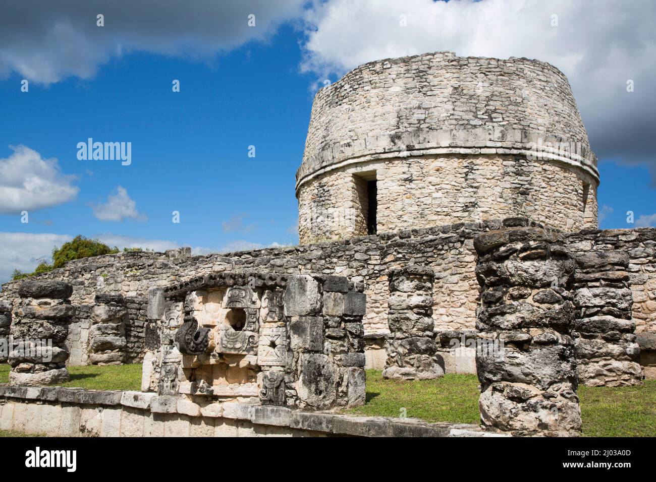 Chac Maske im Vordergrund, runder Tempel im Hintergrund, Maya Ruinen, Mayapan Archäologische Zone, Yucatan Staat, Mexiko, Nordamerika Stockfoto