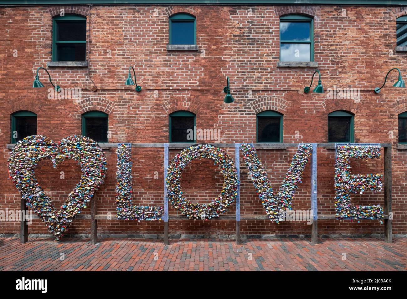 Love Locks mit dem Wort LOVE, The Distillery District, Toronto, Ontario, Kanada, Nordamerika Stockfoto