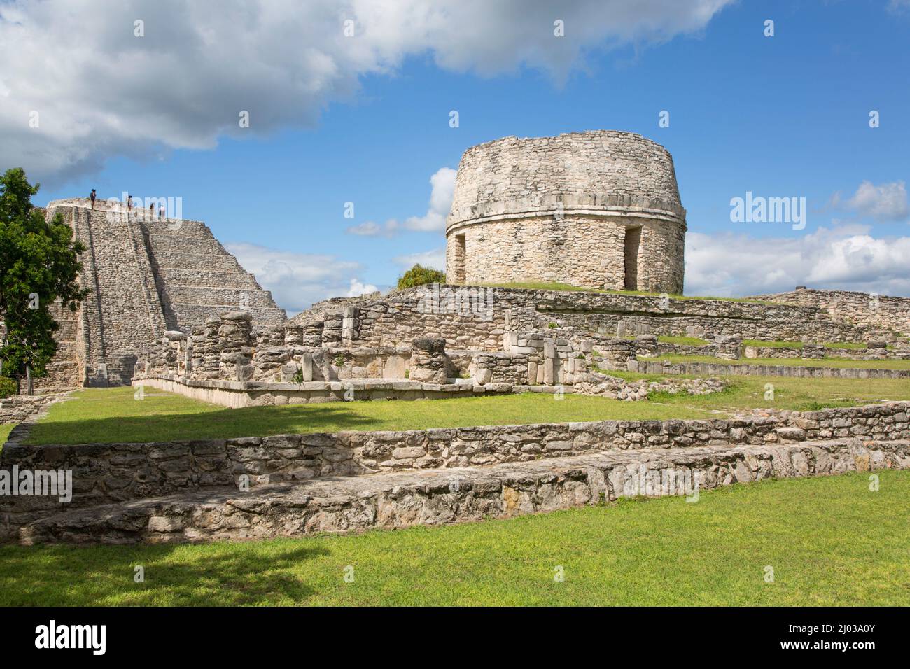 Runder Tempel im Zentrum und Kukulcan Tempel (Castillo), Maya-Ruinen, Mayapan Archäologische Zone, Yucatan Staat, Mexiko, Nordamerika Stockfoto