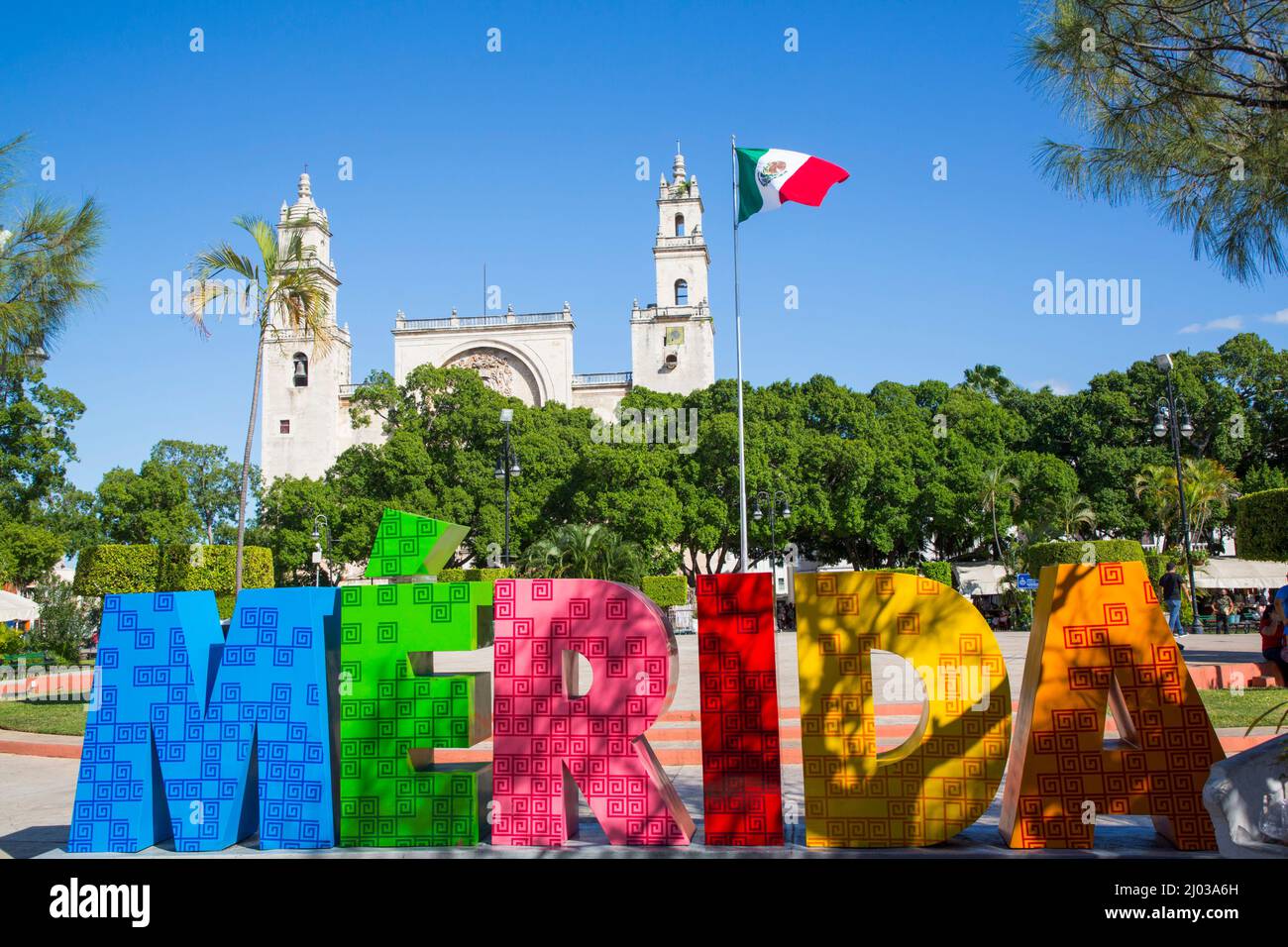Merida-Schild, mexikanische Flagge, Plaza Grande, Kathedrale von IIdefonso im Hintergrund, Merida, Bundesstaat Yucatan, Mexiko, Nordamerika Stockfoto