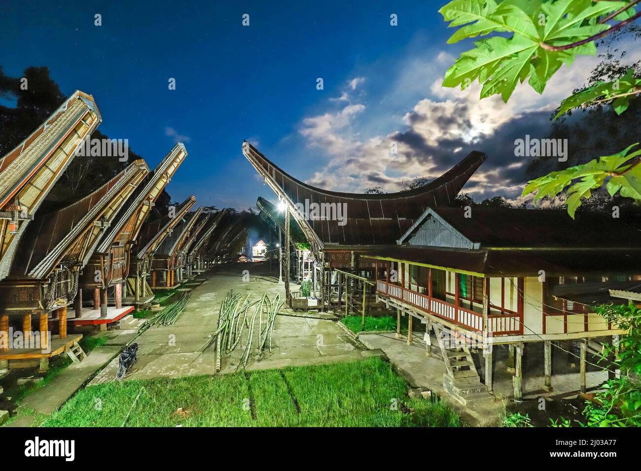 Saddleback Roof Tongkonans (Familien-Reiseställen und Häuser) in der Nähe der Nord-Toraja-Hauptstadt, Rantepao, Toraja, Süd-Sulawesi, Indonesien Stockfoto