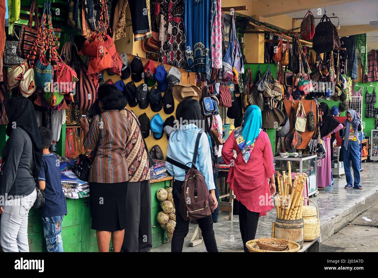 Bunte Taschen und andere Souvenirs auf dem Markt im Zentrum der Nord-Torajan-Hauptstadt, Rantepao, Toraja, Süd-Sulawesi, Indonesien Stockfoto