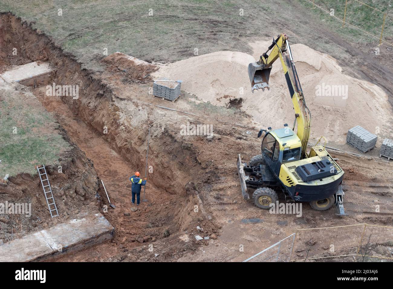 Bauarbeiten. Verlegung einer Pipeline, um Häuser mit heißem und kaltem Wasser zu versorgen. Austausch der alten Pipeline Stockfoto