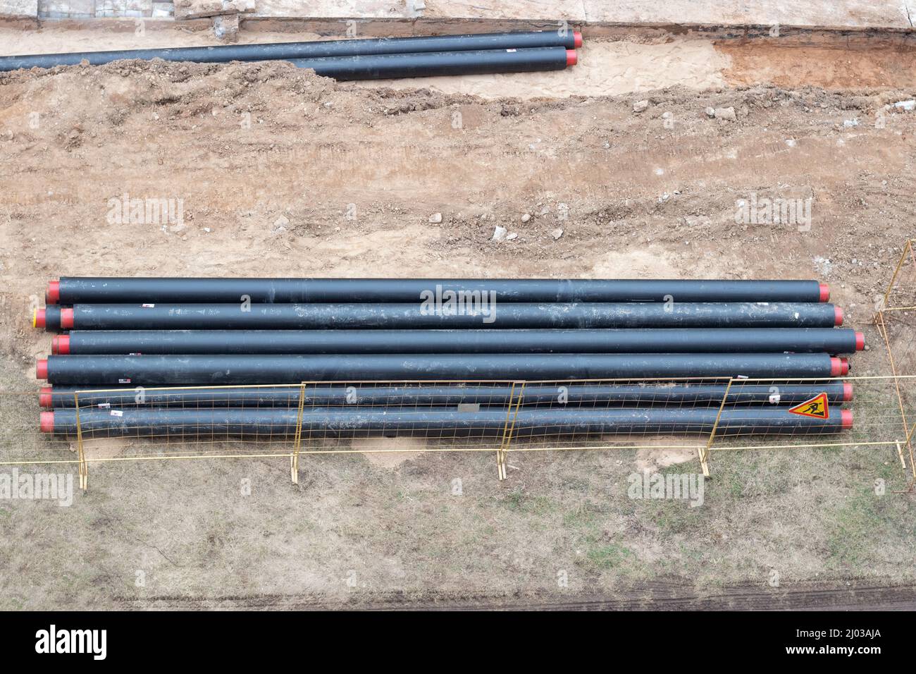 Bauarbeiten. Verlegung einer Pipeline, um Häuser mit heißem und kaltem Wasser zu versorgen. Austausch der alten Pipeline Stockfoto