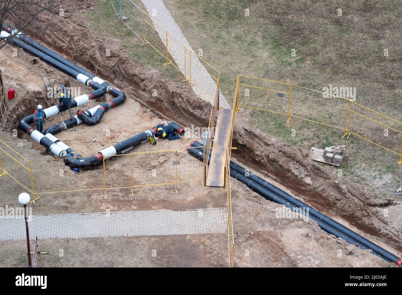 Bauarbeiten. Verlegung einer Pipeline, um Häuser mit heißem und kaltem Wasser zu versorgen. Austausch der alten Pipeline Stockfoto