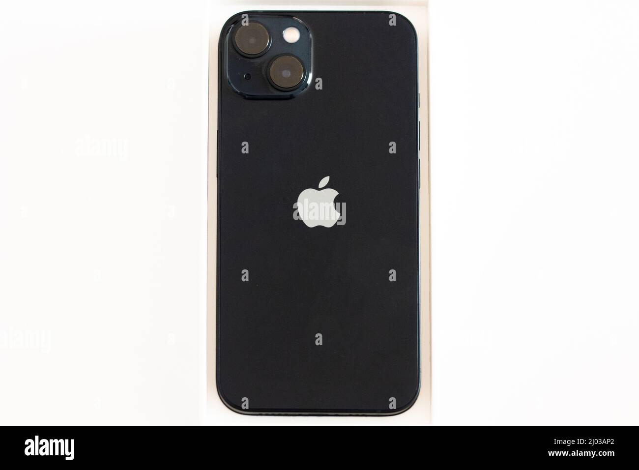 Warschau, Polen - 10.26.2021: Neues iPhone 13 Mitternacht Stockfoto