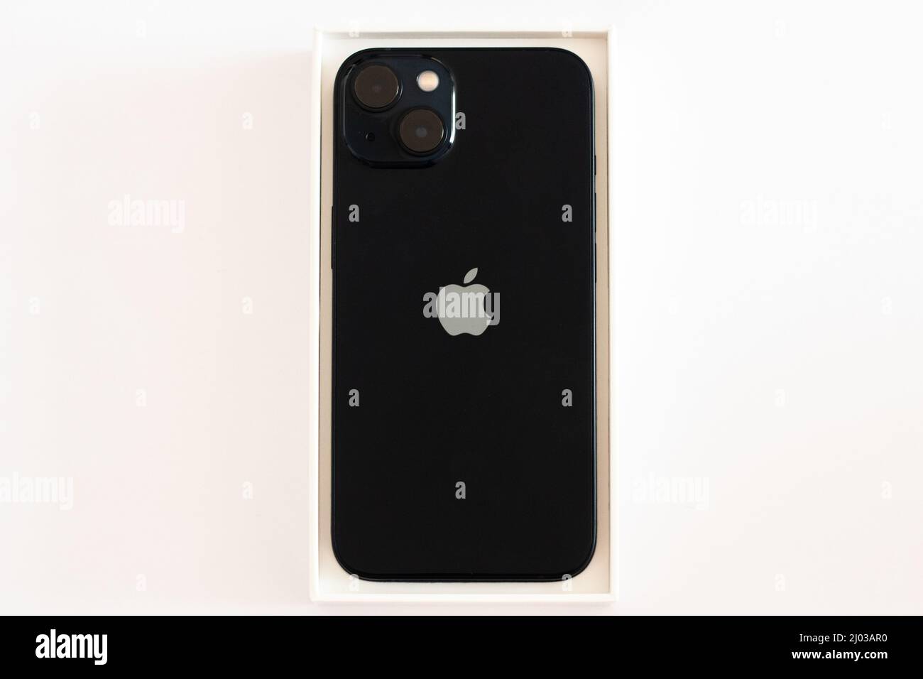 Warschau, Polen - 10.26.2021: Neues iPhone 13 Mitternacht Stockfoto