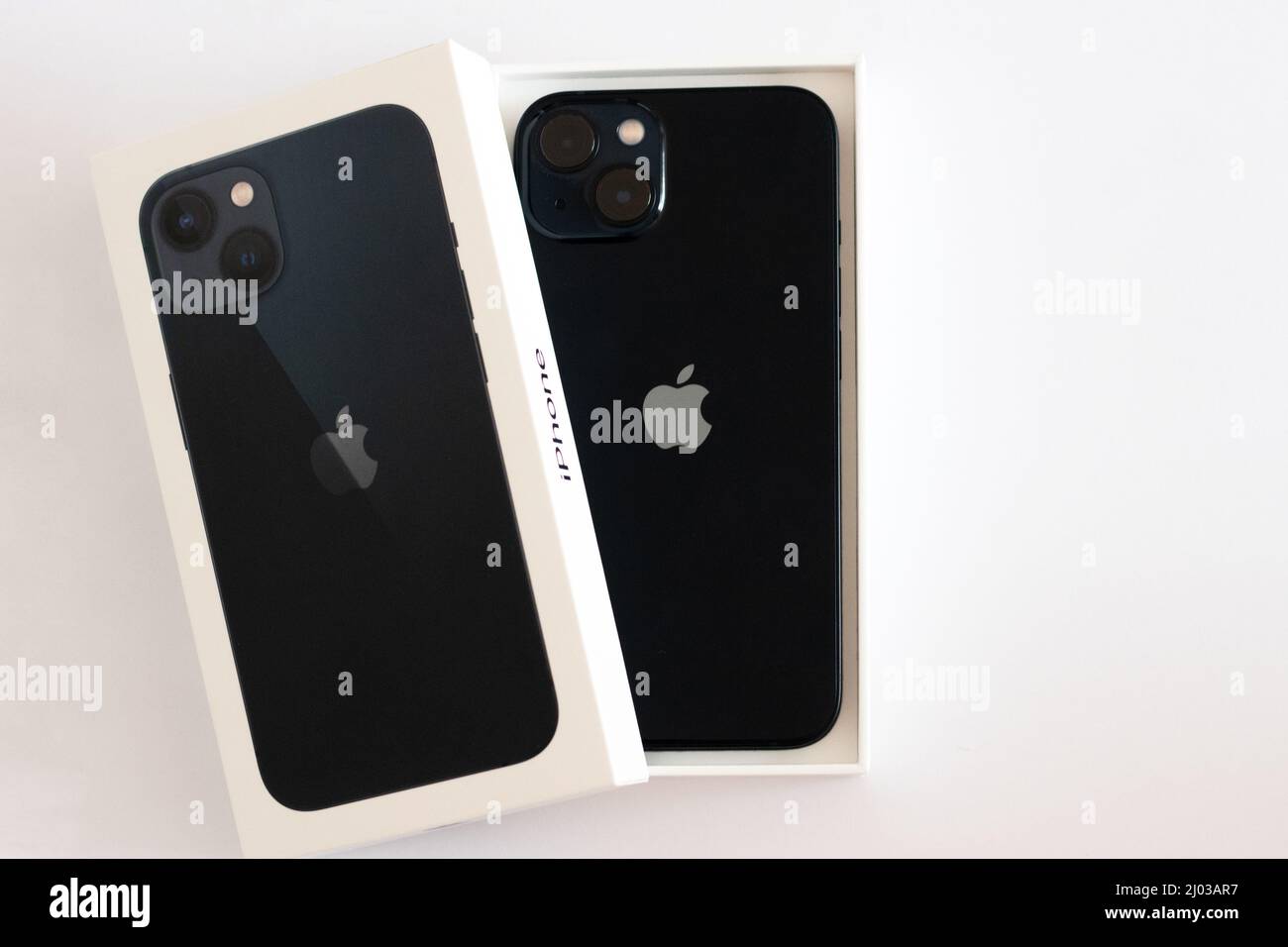 Warschau, Polen - 10.26.2021: Neues iPhone 13 Mitternacht Stockfoto