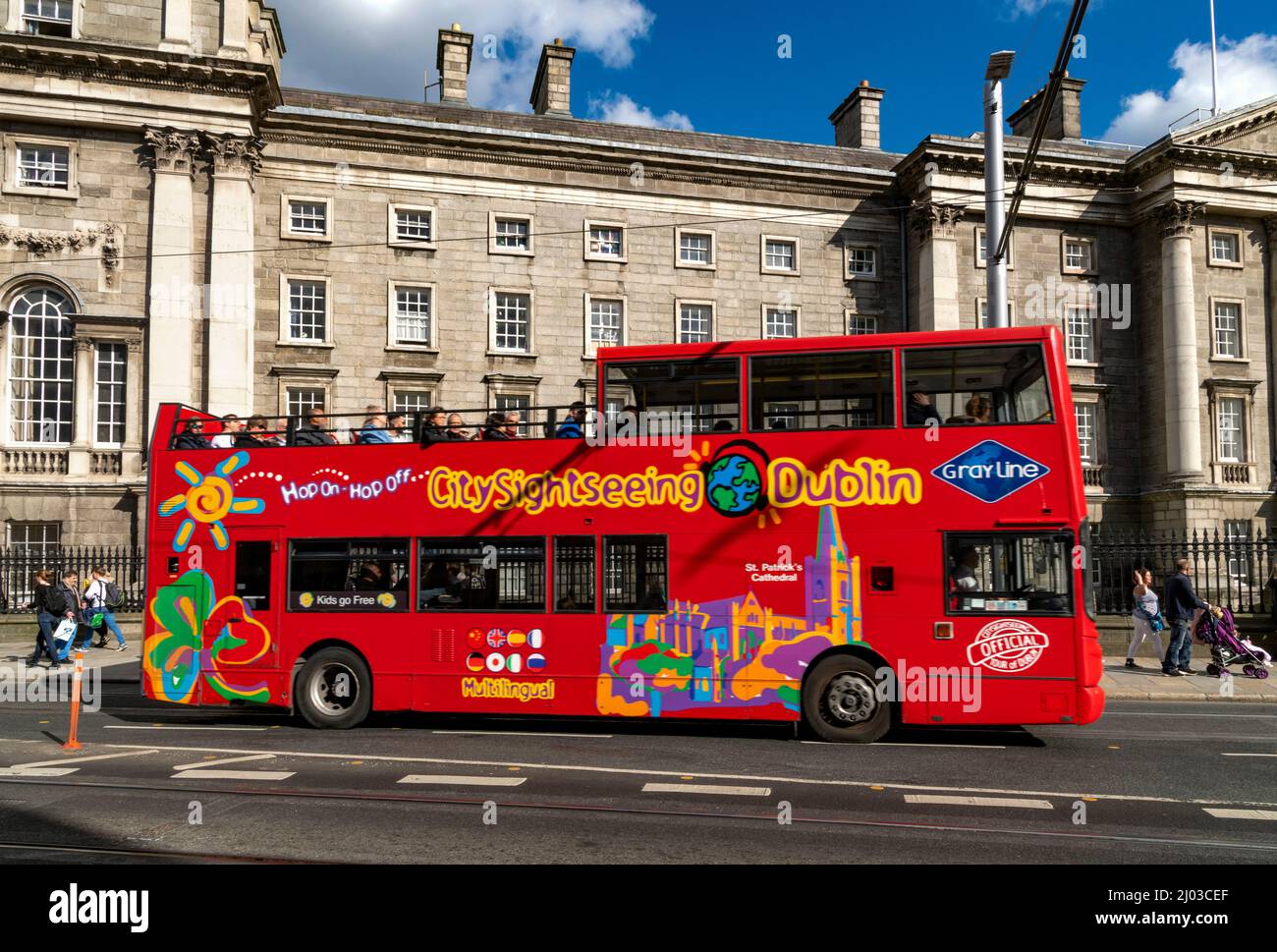 Dublin Tour Bus vor Trinity College, Irland Stockfoto