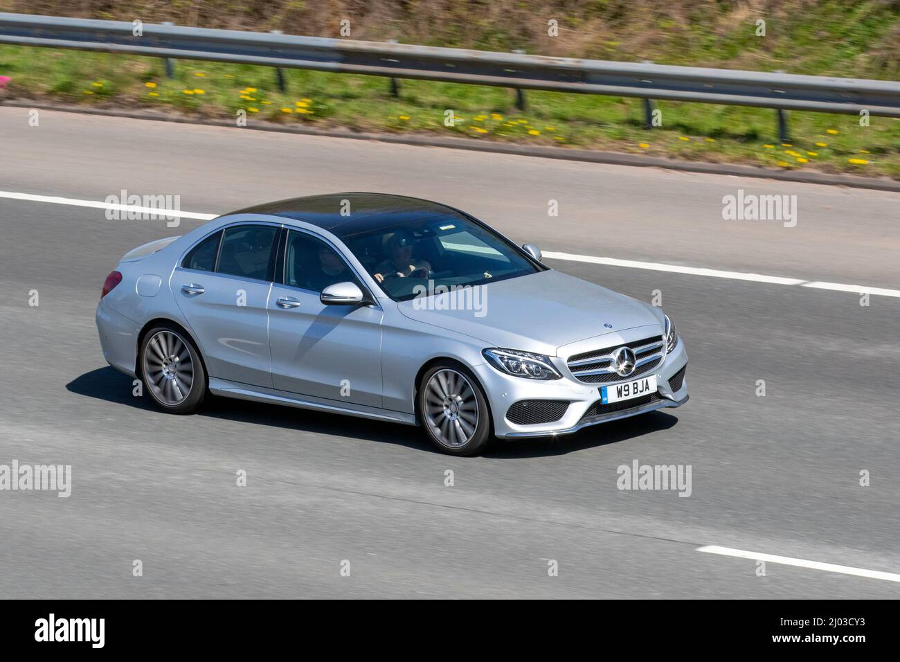 2016 Mercedes Benz C C220 D AMG LINE PREMIUM 2143cc 7-Gang-Automatikgetriebe auf der Autobahn M61, Manchester, Großbritannien Stockfoto