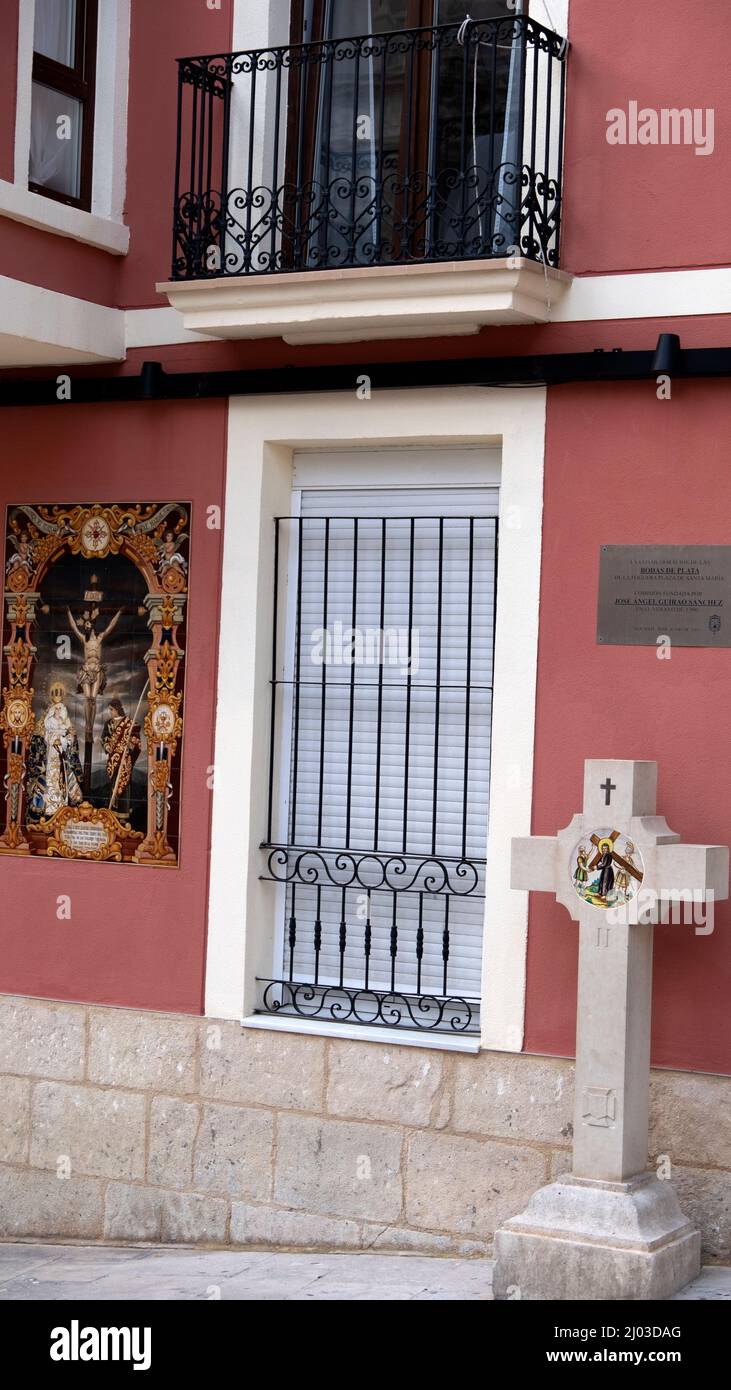 Santa Cruz ist das älteste Viertel von Alicante am Hang des Monte Benacantil und verfügt über enge, kopfsteingepflasterte Gassen Stockfoto