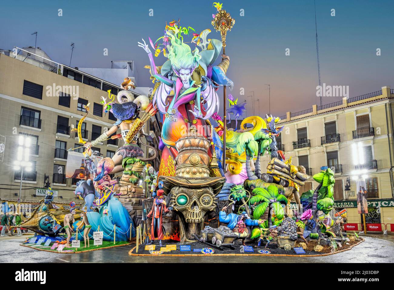 Riesige Skulpturen während des jährlichen Fallas Festivals, Valencia, Spanien Stockfoto