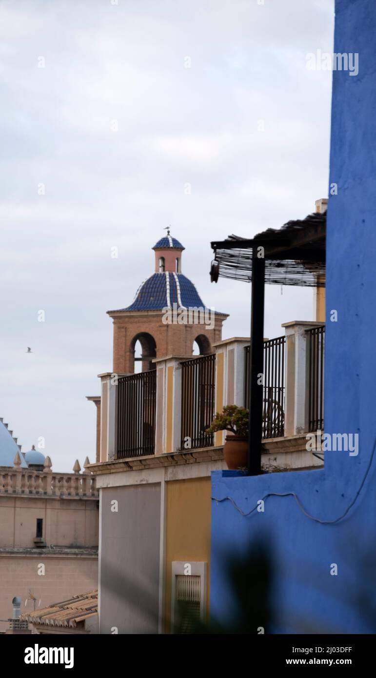 Santa Cruz ist das älteste Viertel von Alicante am Hang des Monte Benacantil und verfügt über enge, kopfsteingepflasterte Gassen Stockfoto