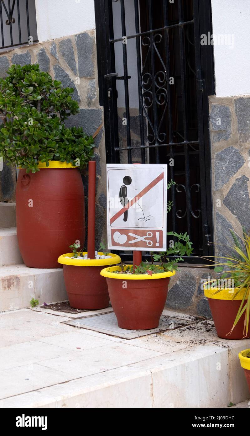 Santa Cruz ist das älteste Viertel von Alicante am Hang des Monte Benacantil und verfügt über enge, kopfsteingepflasterte Gassen Stockfoto