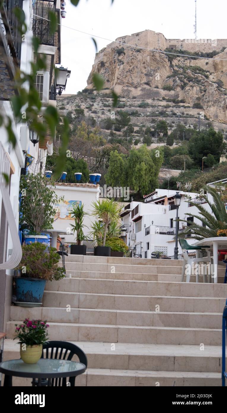 Santa Cruz ist das älteste Viertel von Alicante am Hang des Monte Benacantil und verfügt über enge, kopfsteingepflasterte Gassen Stockfoto