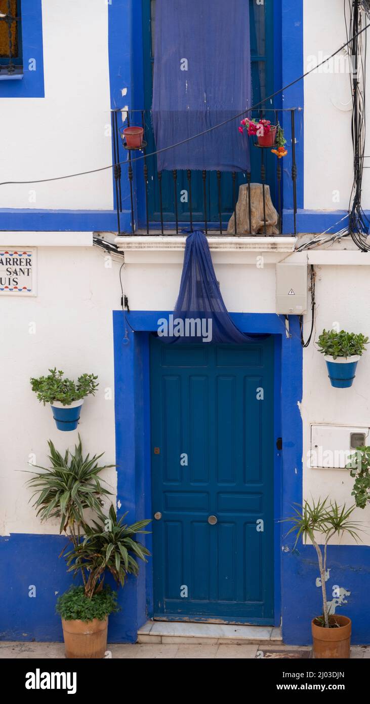Santa Cruz ist das älteste Viertel von Alicante am Hang des Monte Benacantil und verfügt über enge, kopfsteingepflasterte Gassen Stockfoto