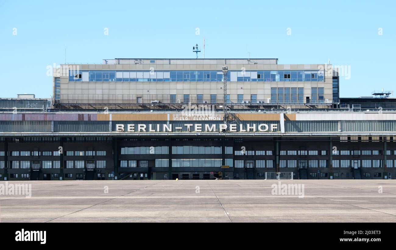 Berlin, 9. März 2022, Terminal des ehemaligen Flughafens Tempelhof vom Asphalt aus gesehen Stockfoto