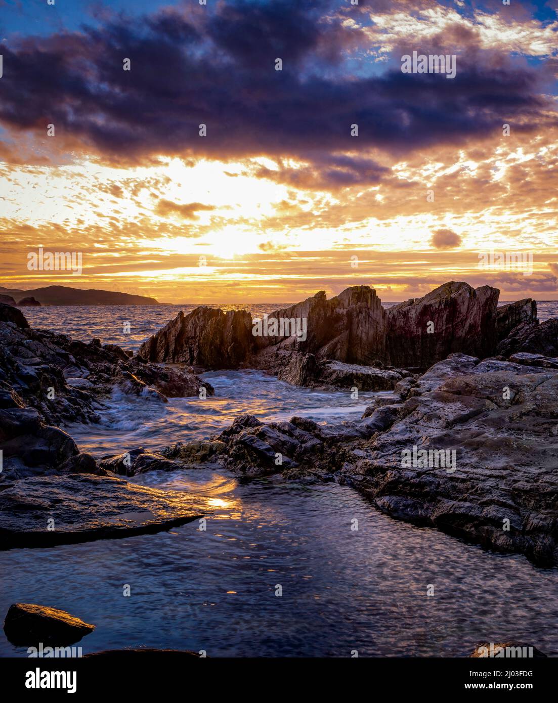 Sonnenuntergang auf der Beara-Halbinsel bei Allihies in der Grafschaft Cork, Irland Stockfoto