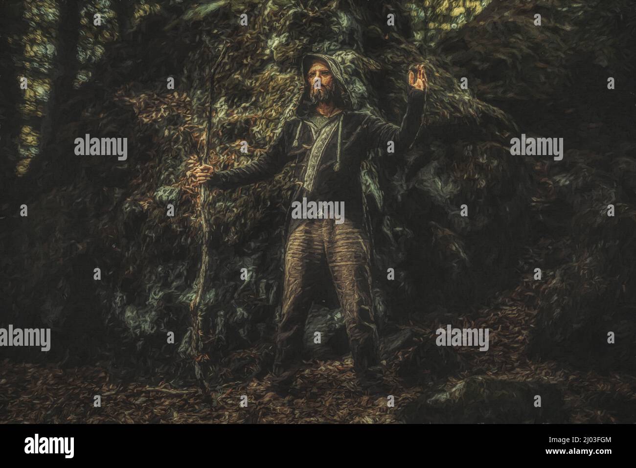 Schamanischer Mann in Zierkleid in der Natur. Stockfoto