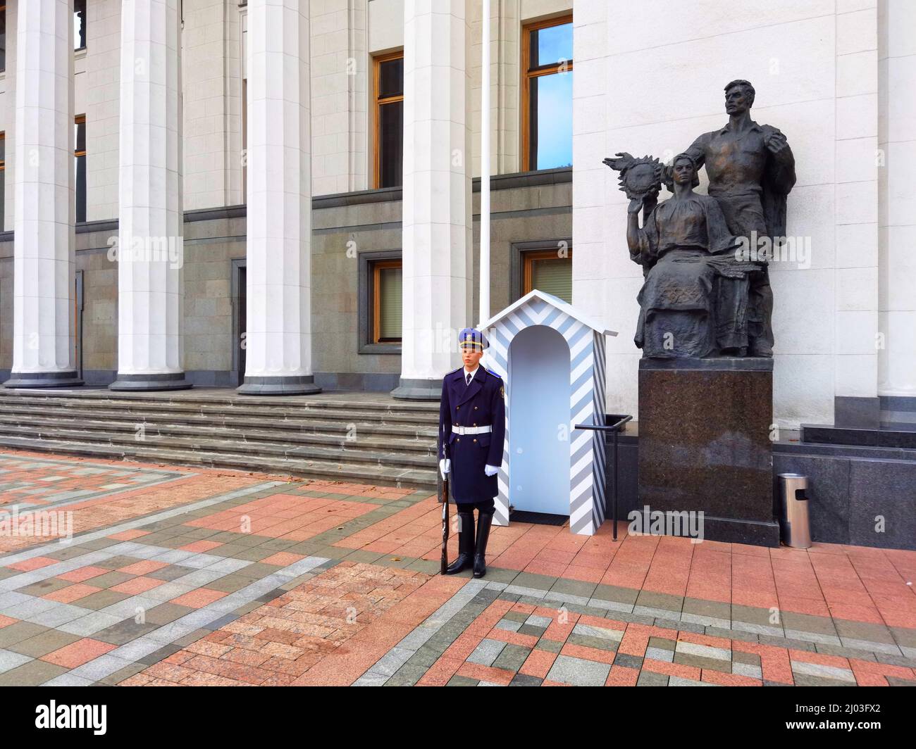 Kiew, Ukraine - 30. Januar 2022: Eine Ehrengarde bewacht den Eingang zum Obersten Rat der Ukraine Stockfoto