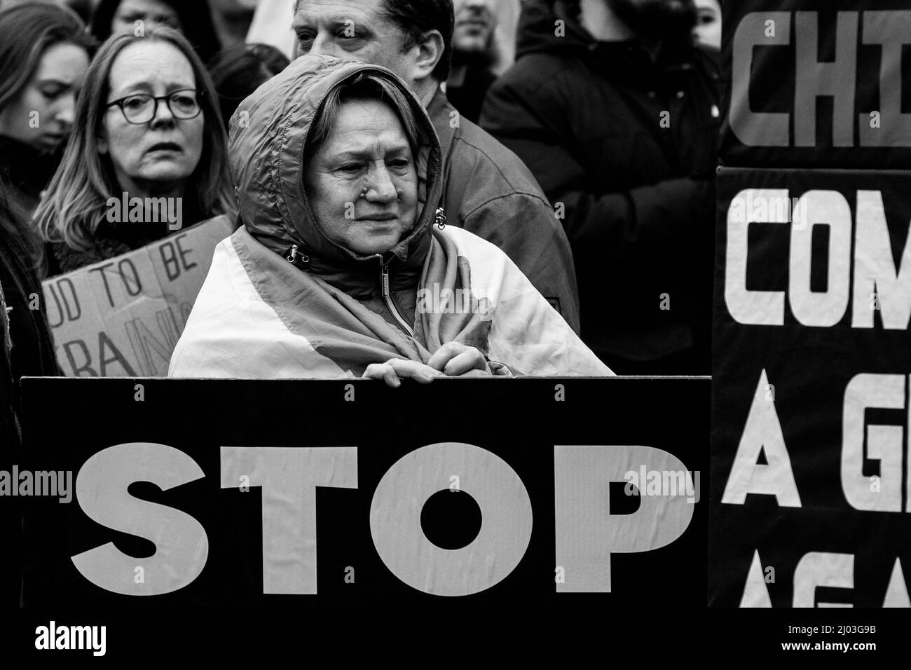 Eine emotionale ältere Frau mit einem Plakat mit der Aufschrift „STOP“ vor der Downing Street während proukrainischer Proteste, März 2022 Stockfoto