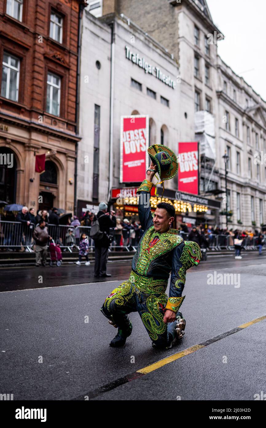 Ein Mann in traditioneller bolivianischer Kleidung bei der St. Patrick's Parade, Whitehall, London, 13. März 2022 Stockfoto