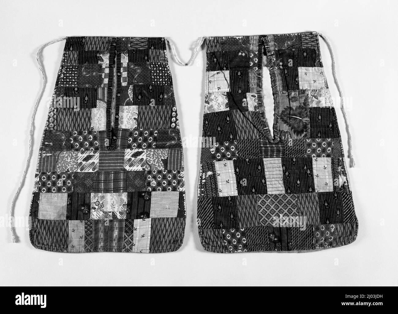 Frauentaschen. Usa, 1800-1820. Kostüme. Baumwolle in Leinwandbindung, bedruckt und gestückelt, mit geflochtener Krawatte aus Leinen Stockfoto