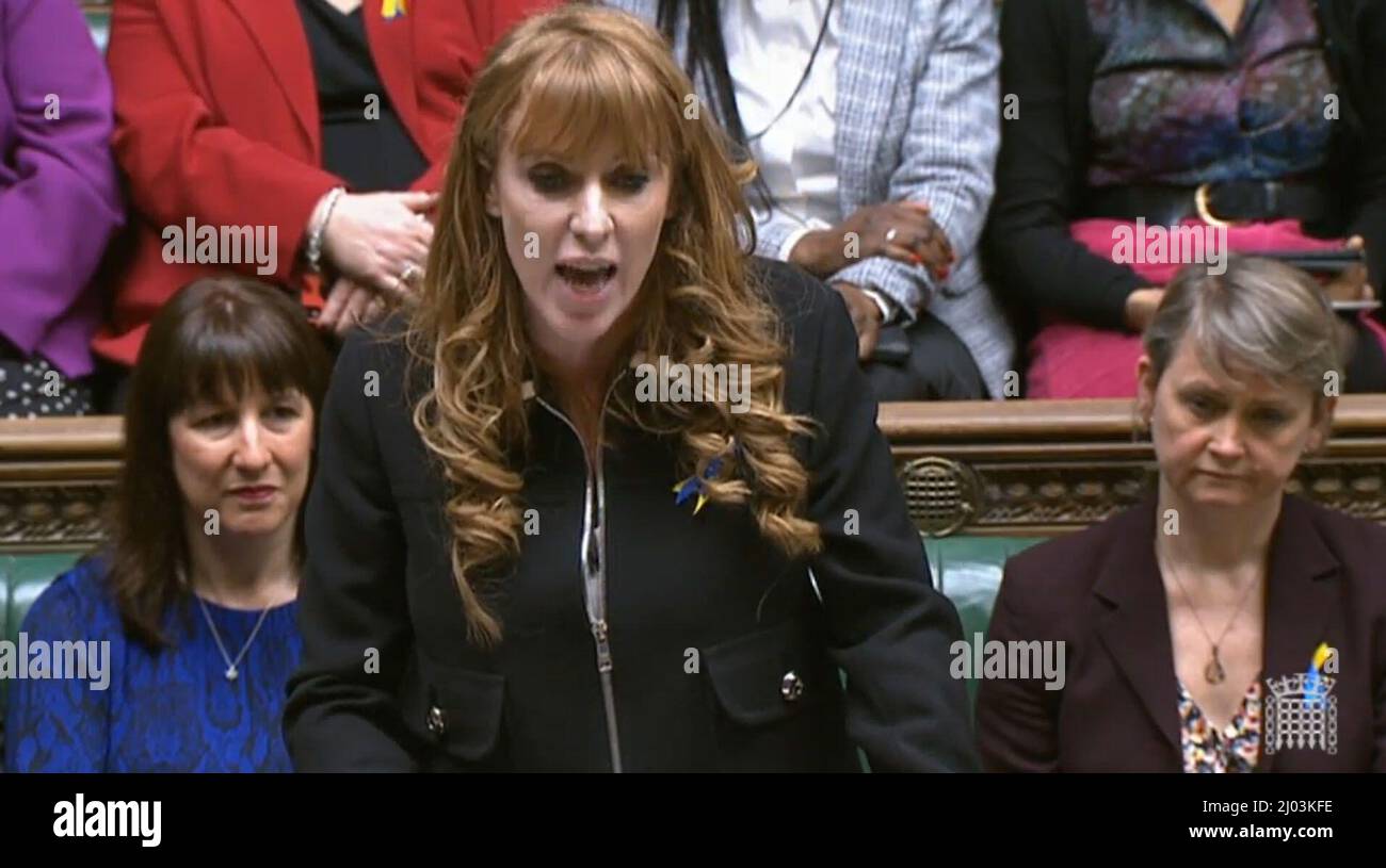 Die stellvertretende Vorsitzende der Labour-Partei, Angela Rayner, spricht während der Fragen des Premierministers im Londoner Unterhaus. Stockfoto