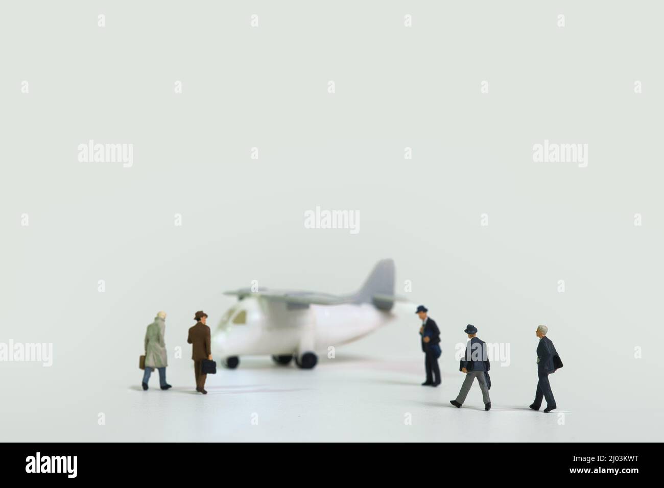 Reisende Geschäftsleute auf dem Weg zum Flugzeug Stockfoto