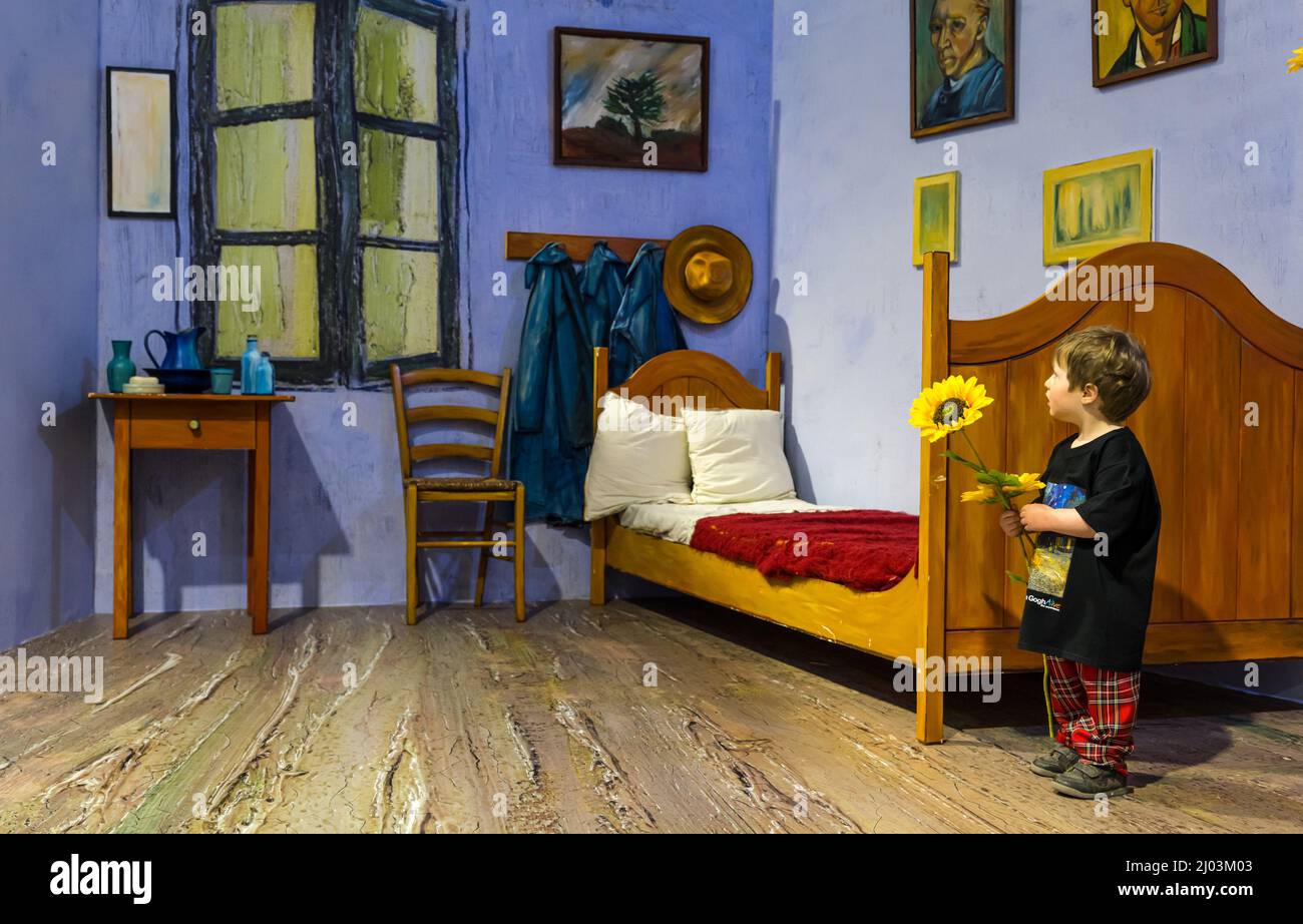 Festival Square, Edinburgh, Schottland, Großbritannien, 16. März 2022. Van Gogh Alive: Eine immersive multisensorische Erfahrung von Van Goghs Kunst wird vom 17. März bis zum 17. Juli eröffnet. Im Bild: Innes Boyd, 2 Jahre alt, genießt die immersive Erfahrung in einer Neugestaltung von Vincents Schlafzimmer in Arles Stockfoto