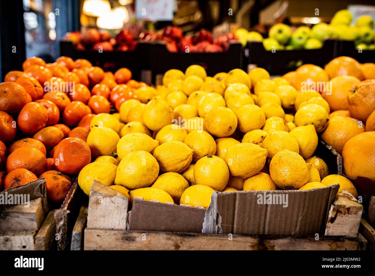 Lebensmittelmarkt im Zentrum von Budapest, Ungarn (große Markthalle), Markt für frische Produkte, Nahaufnahme von Früchten Stockfoto