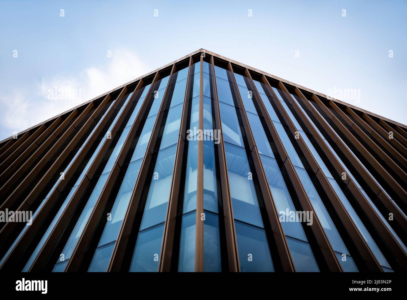Modernes Gebäude, zeitgenössischer Architekturstil, Industriedesign, architektonisches Äußeres Stockfoto