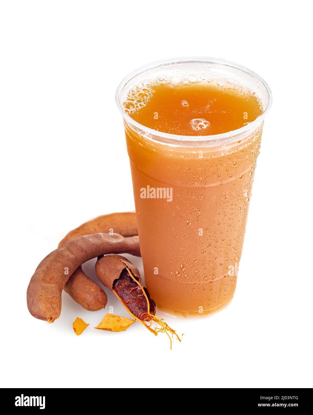 Kühles, erfrischendes Tamarindo-Getränk mit Schoten auf weißem Hintergrund; Platz zum Kopieren Stockfoto