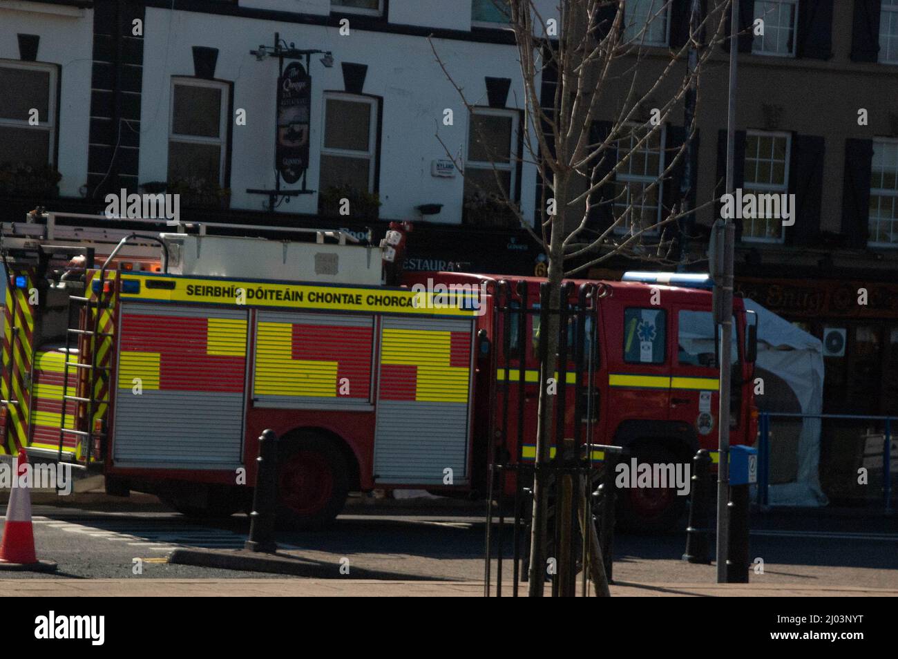 Bantry, West Cork, Irland, Mittwoch, 16. März 2022; Die Feuerwehrleute im County Cork kämpfen darum, Vollzeitjobs zu gewinnen. Die Besatzungen reagieren, anders als Vollzeit-Feuerwehrmannschaften, auf Notrufe, wenn ihr Pager abschaltet. Einige Arbeitgeber sind skeptisch, wenn sie ihre Mitarbeiter verlassen, um auf diese Anrufe zu reagieren, da dies zu Engpässen in ihren Unternehmen führen kann. Cork County Cllr Joe Carroll sprach das Problem an, nachdem er mit einem Feuerwehrmann aus West Cork gesprochen hatte. Die Teilzeit-Feuerwehr von Bantry reagiert heute von ihrer Station auf einen Notfall. Credit ED/Alamy Live News Stockfoto