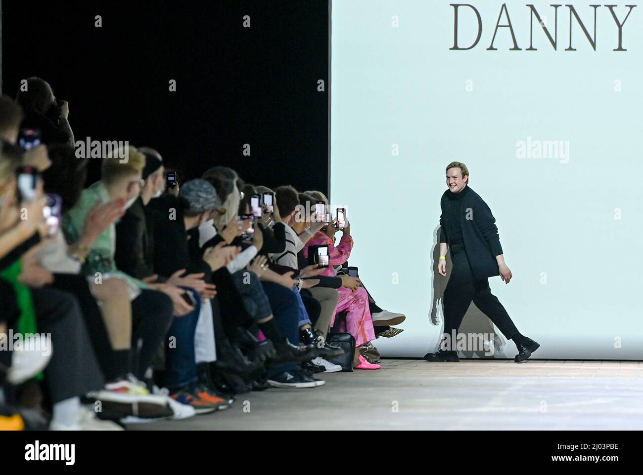 Berlin, Deutschland. 16. März 2022. Berlin Fashion Week: Designer Danny Reinke zeigt sich nach seiner Modenschau auf dem Laufsteg von Kraftwerk auf der Mercedes-Benz Fashion Week. Die Berlin Fashion Week findet vom 14. Bis 20. März statt. Quelle: Jens Kalaene/dpa-Zentralbild/dpa/Alamy Live News Stockfoto