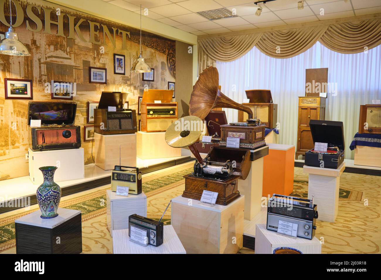 Eine Ausstellung von alten Grammophonen, Phonographen und Radios. Im Museum für Kommunikation in Taschkent, Usbekistan. Stockfoto