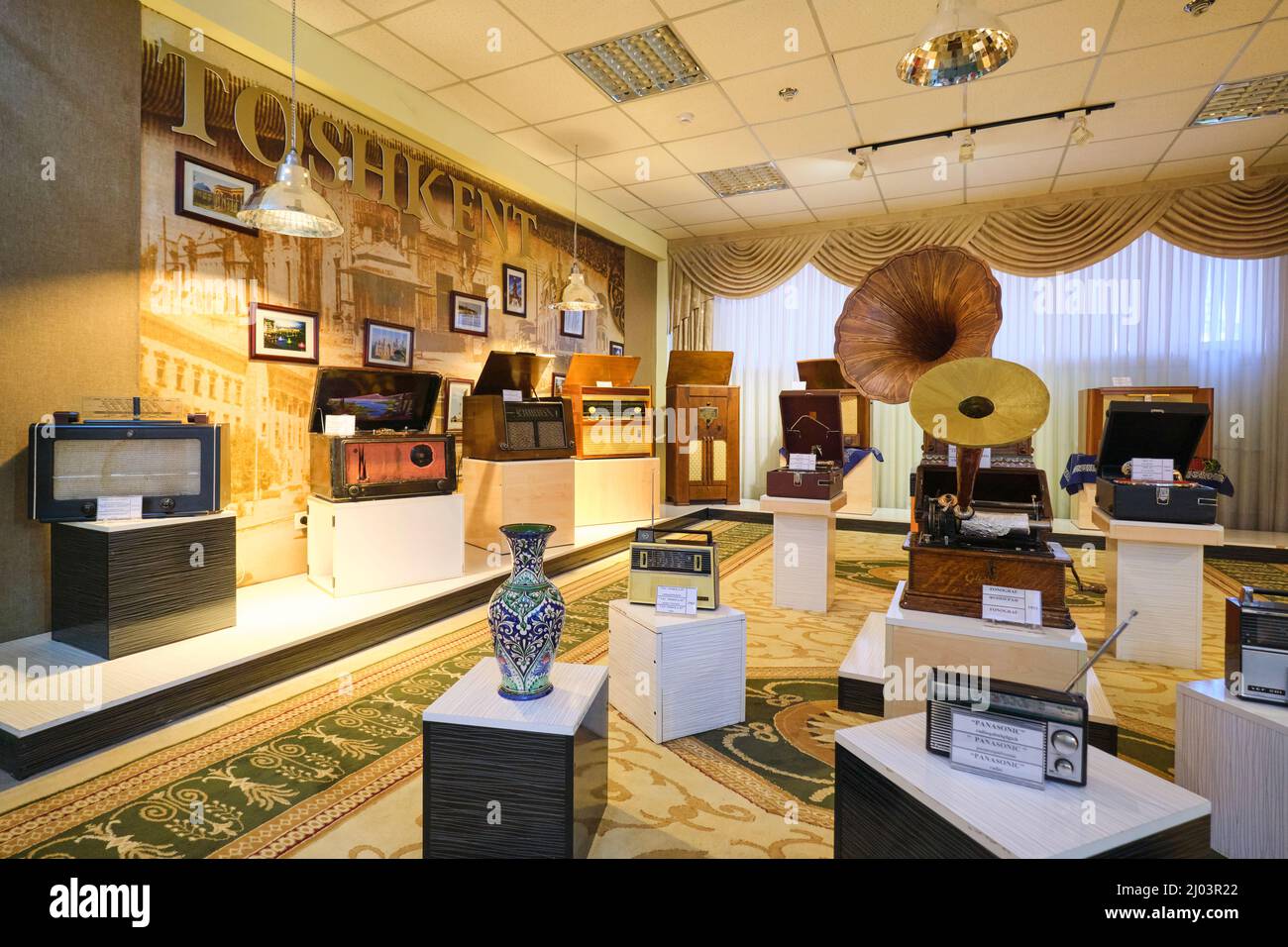 Eine Ausstellung von alten Grammophonen, Phonographen und Radios. Im Museum für Kommunikation in Taschkent, Usbekistan. Stockfoto