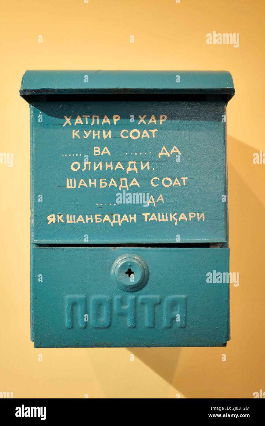Ein montierter, blauer Metallbriefkasten an der Wand. Im Museum für Kommunikation in Taschkent, Usbekistan. Stockfoto
