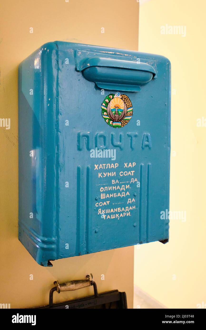 Ein montierter, blauer Metallbriefkasten an der Wand. Im Museum für Kommunikation in Taschkent, Usbekistan. Stockfoto