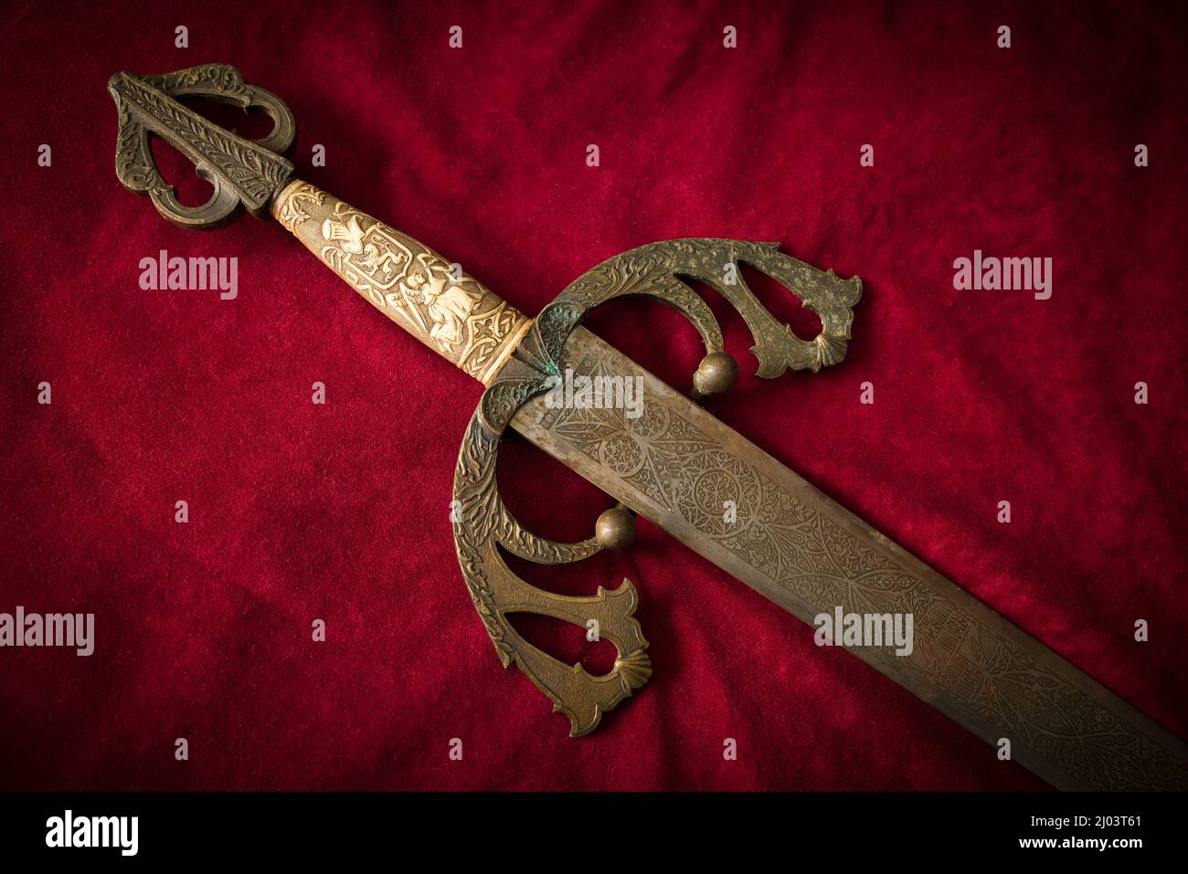 Schwert des Eroberers aus Messing. Dies ist ein spanisches Schwert aus Toledo aus dem 19th. Jahrhundert, das von mittelalterlichen Rittern verwendet wird. Stockfoto