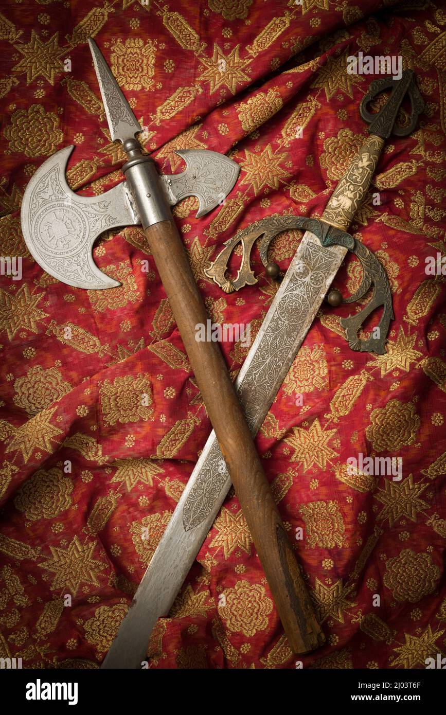 Schwert des Eroberers aus Messing. Dies ist ein spanisches Schwert aus Toledo aus dem 19.. Jahrhundert, das von mittelalterlichen Rittern verwendet wird. Mittelalterliche Schlachtaxe mit Holzgriff und Stahl b Stockfoto