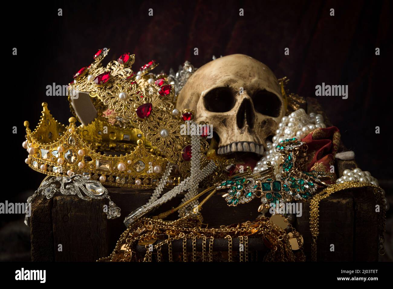 Romantisches Bild einer Schatzkiste voller Schmuck, Edelsteinen und goldenen Königskronen Stockfoto