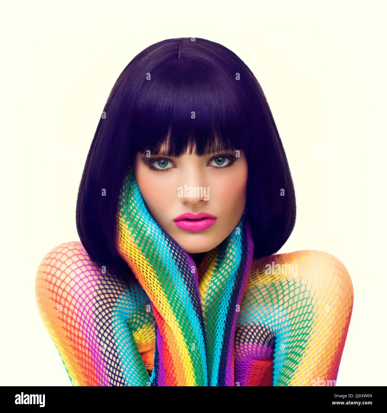 Elektrisierende Disco-Schönheit. Studioaufnahme einer schönen jungen Frau in farbenfroher Kleidung und Make-up. Stockfoto