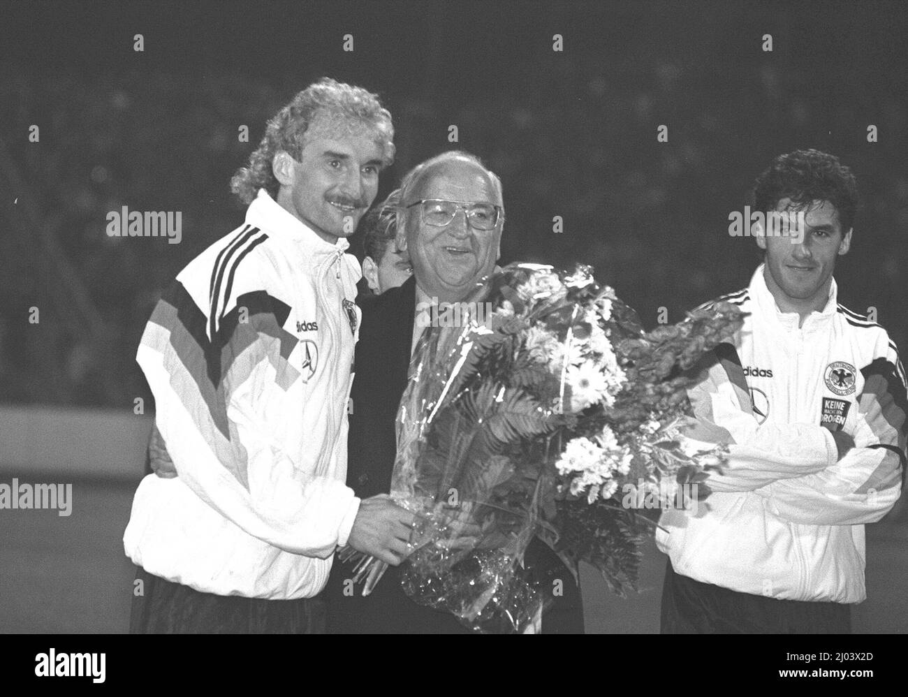 Dresden, Deutschland. 16. März 2022. ARCHIVFOTO: Der ehemalige DFB-Präsident Egidius BRAUN starb im Alter von 97 Jahren. Deutsche Fußballnationalmannschaft, Länderspiel Bundesrepublik Deutschland - Mexiko 1:1, letztes Spiel von Rudi VOELLER (links) als Spieler, Abschied mit Blumenstrauß von DFB-Präsident Egidius BRAUN (mitte), rechts Karl-Heinz RIEDLE, s/w Aufnahme, Landschaftsformat, 15.10.1992. â Credit: dpa/Alamy Live News Stockfoto