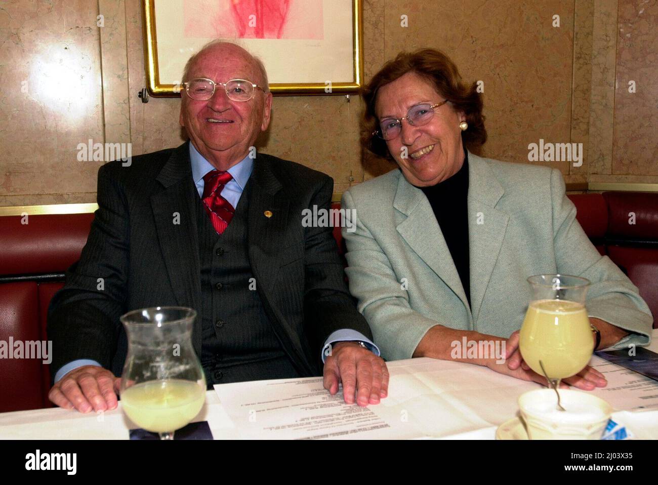 München, Deutschland. 16. März 2022. ARCHIVFOTO: Der ehemalige DFB-Präsident Egidius BRAUN starb im Alter von 97 Jahren. Egidius BRAUN, ehemaliger DFB-Präsident, mit seiner Frau Marianne, Quelle: dpa/Alamy Live News Stockfoto