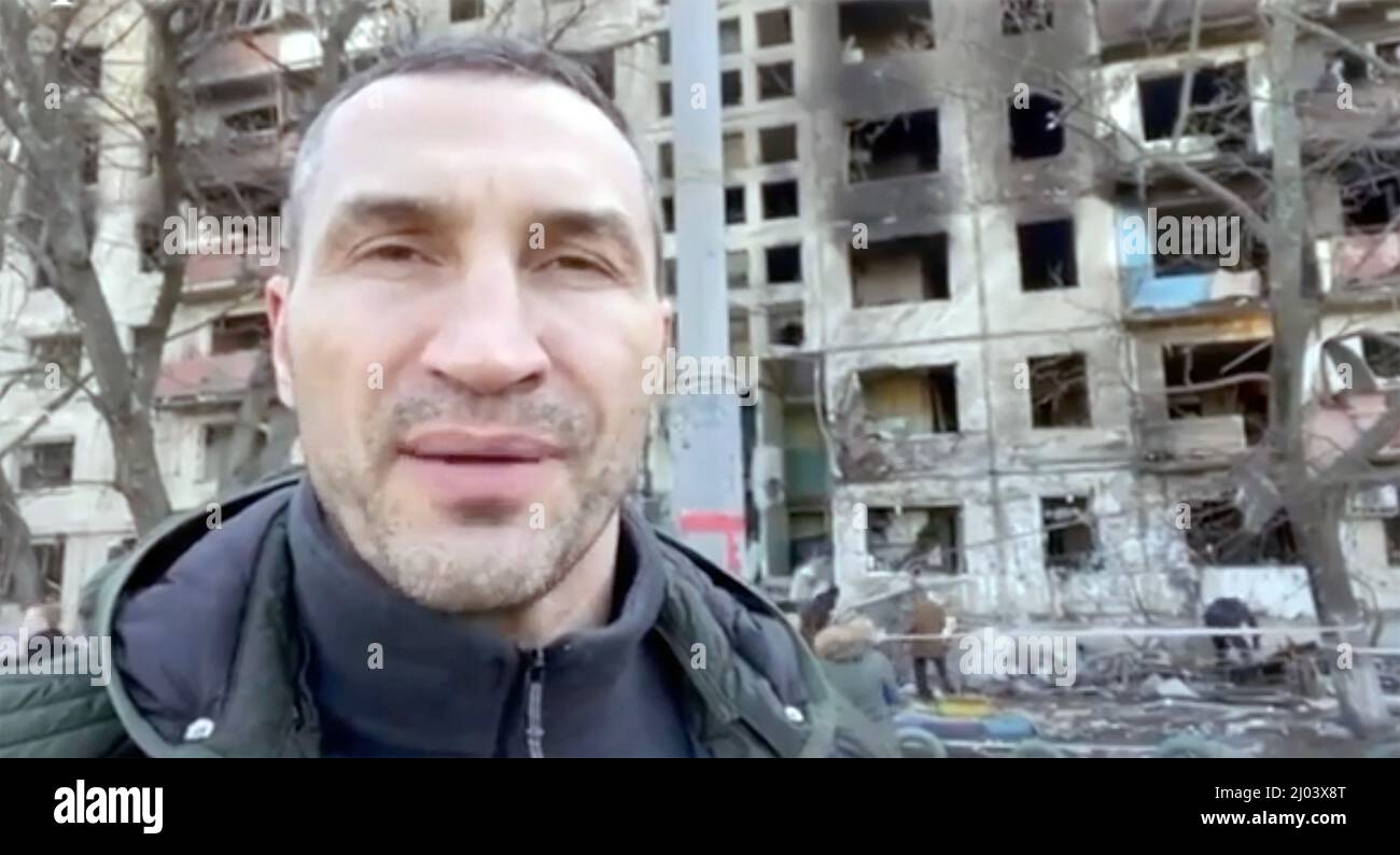 VITALI KLITSCHKO als Bürgermeister von Kiew trotzt dem russischen Bombardement im ukrainischen Fernsehen am 15. März 2022. Stockfoto