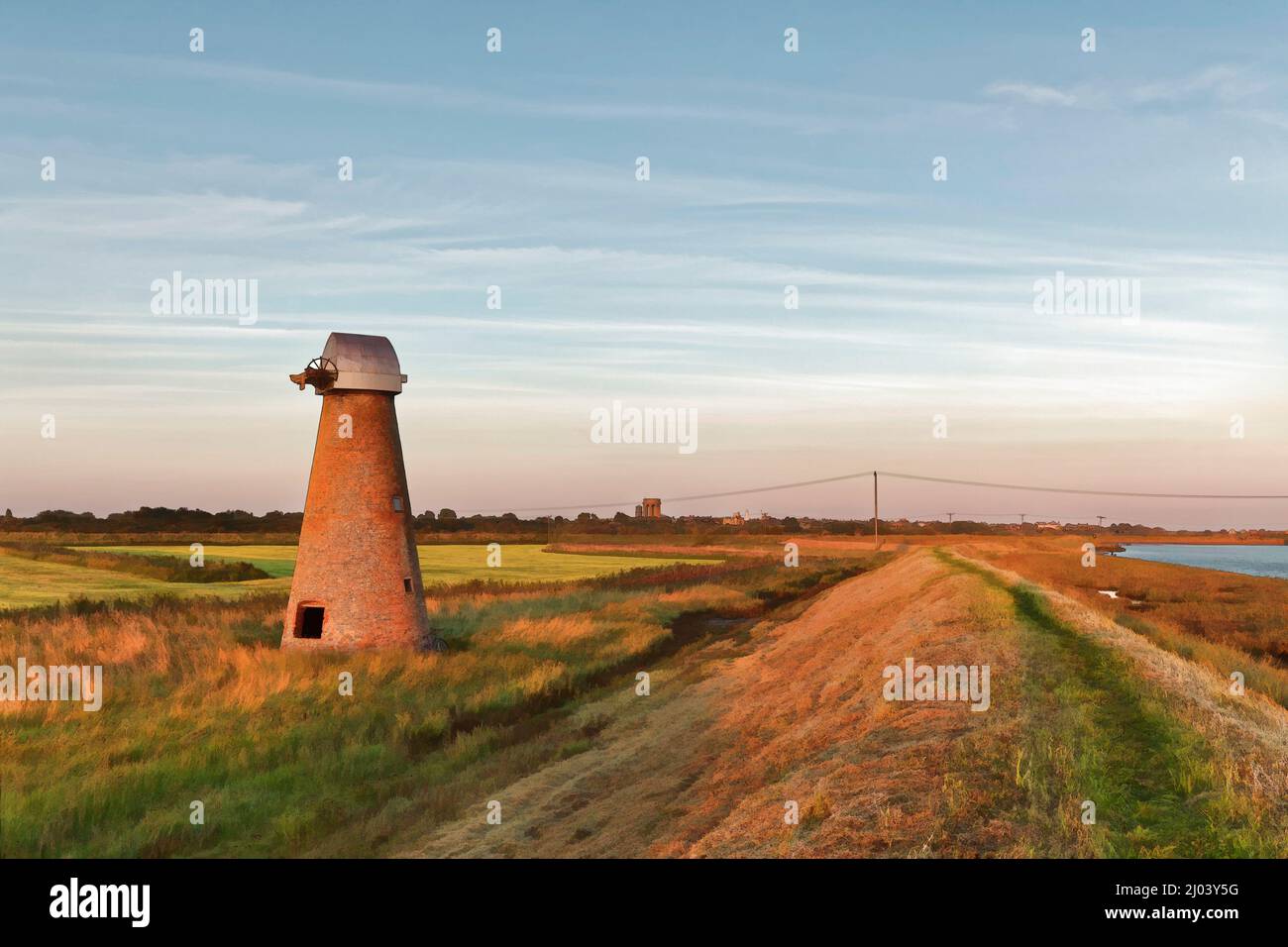 Southwold Windpumpe mit der Stadt in der Ferne. Stockfoto