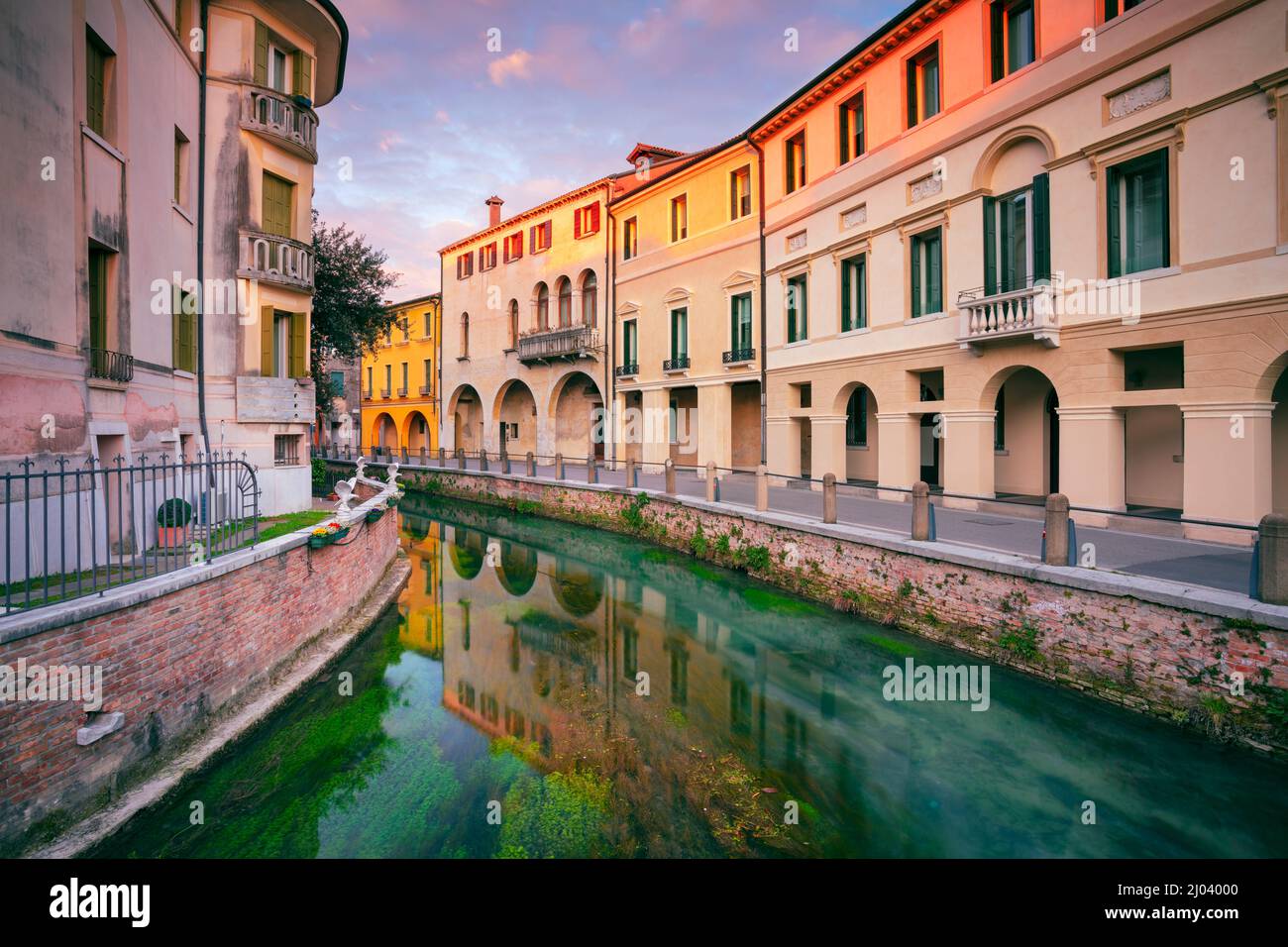 Treviso, Italien. Stadtbild des historischen Zentrums von Treviso, Italien bei Sonnenaufgang. Stockfoto
