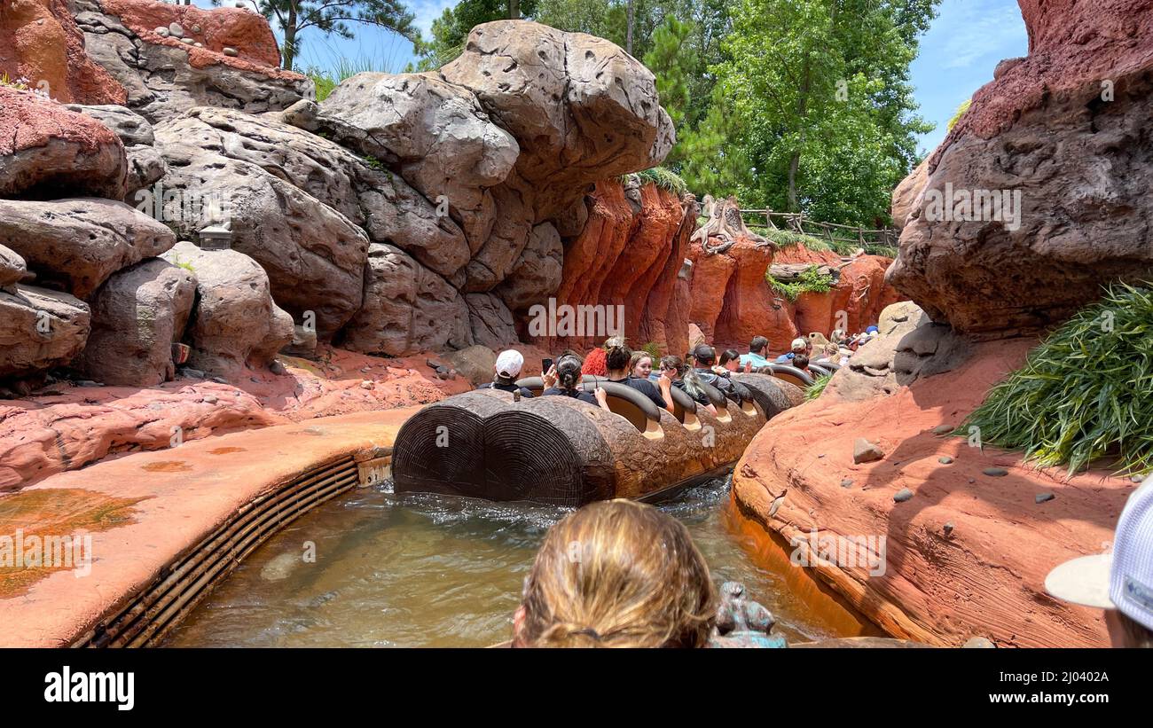 Orlando, FL USA - 5. Juli 2021: Die Wasserfahrt Splash Mountain im Walt Disney World Magic Kingdom in Orlando, Florida. Stockfoto