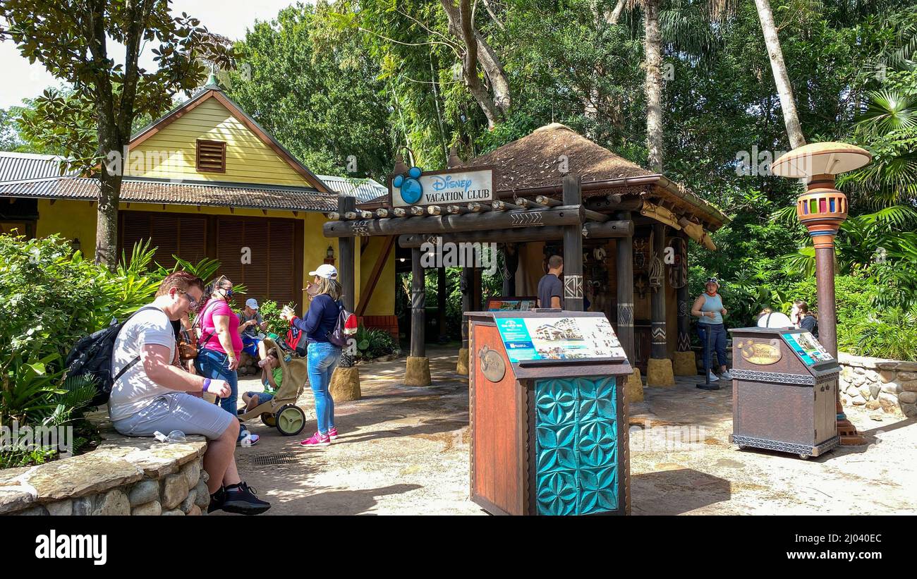 orlando, FL USA - 6. November 2020: Der Disney Vacation Club Timeshare Kiosk im Animal Kingdom in Walt Disney World in Orlando, Florida. Stockfoto